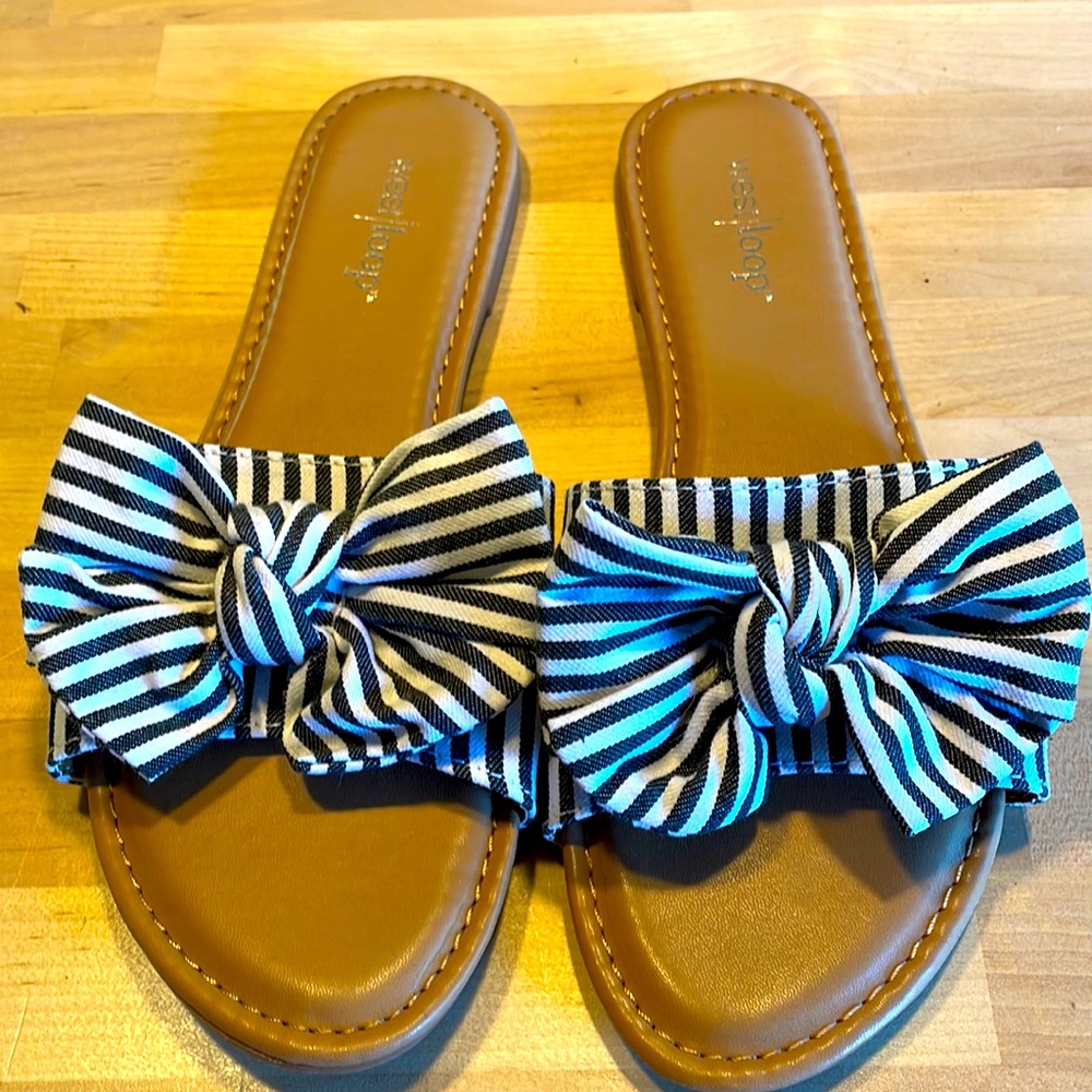 Super cute slippers/slides/flip flops. Fun black and white striped bow